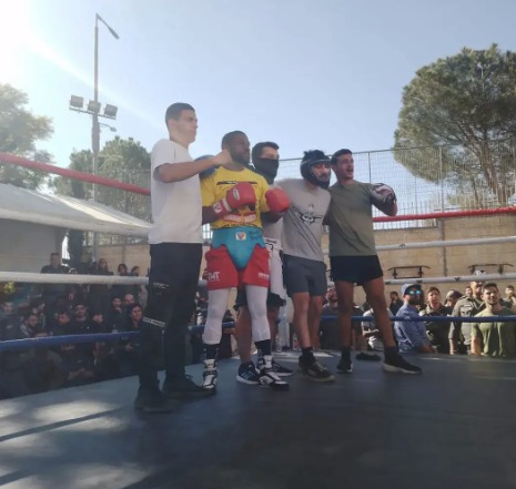 אירוע אגרוף בזירת חוץ שהקמנו — קהל מסביב לזירה